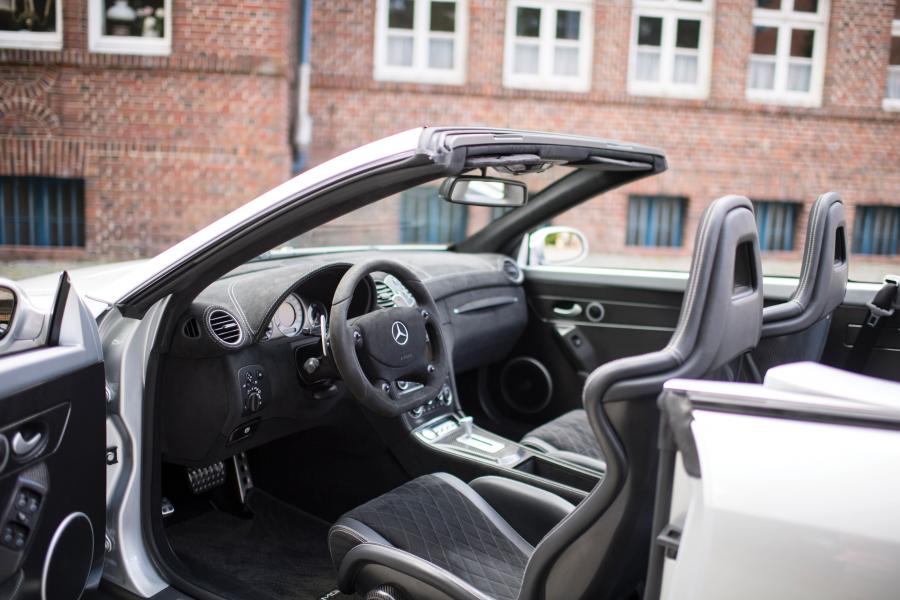 Интерьер Mercedes-Benz CLK-Class AMG DTM Cabriolet (A209) 2006 года  (фото 1 из 58)